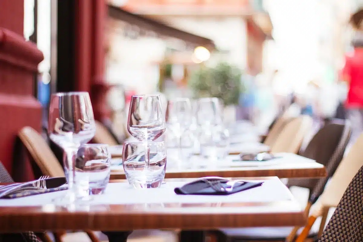 Restaurants fantômes : quand les prix font fuir même les vacanciers