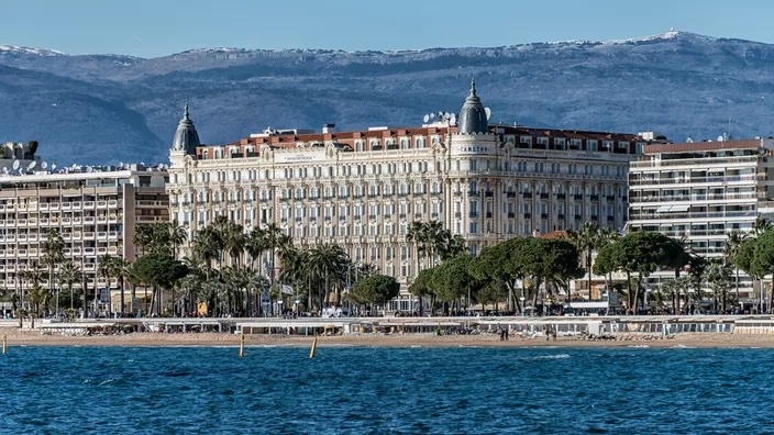Cannes transforme la Croisette : les grands hôtels bientôt chauffés… par la mer
