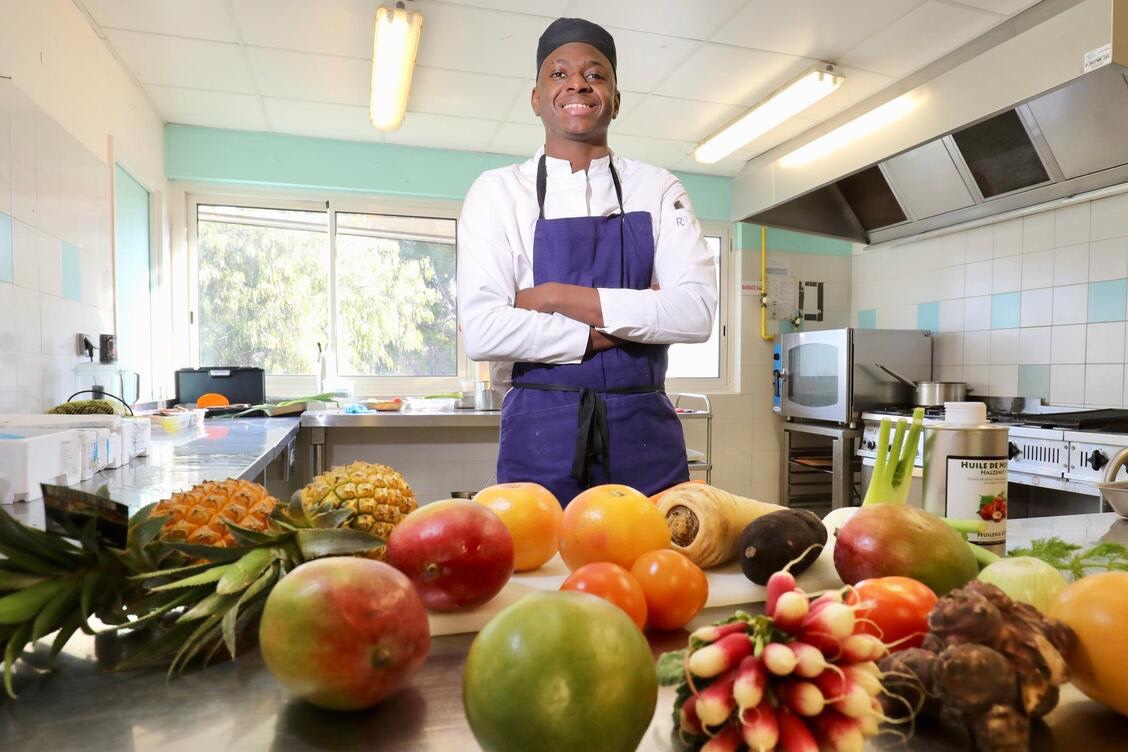 Arrivé en France mineur et sans papier, le chef au parcours remarquable, Kalilou Koita, s’épanouit dans la cuisine du Plaza Athénée à Hyères