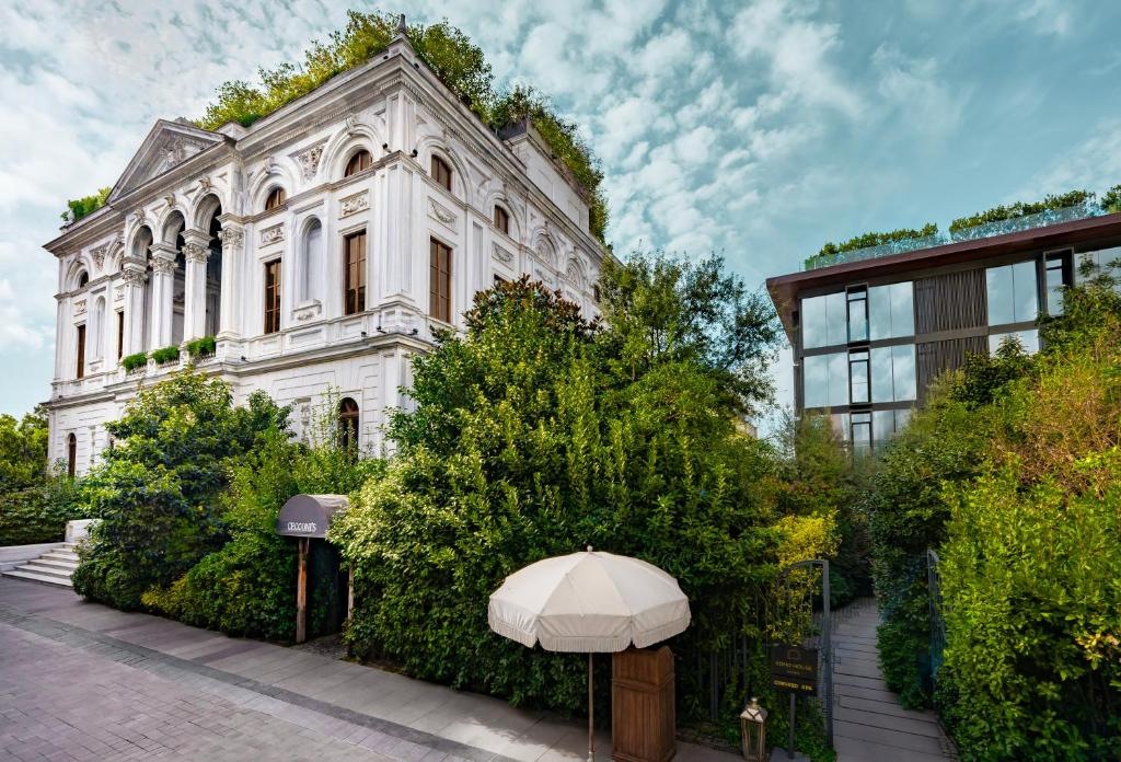 L'acquisition de Soho House fait face à l'incertitude alors qu'une recherche urgente de financement est en cours