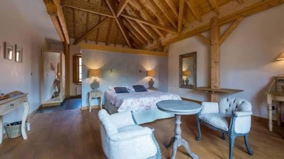 Cette auberge des Ardennes tourne à plein régime, son propriétaire rachète le café du village