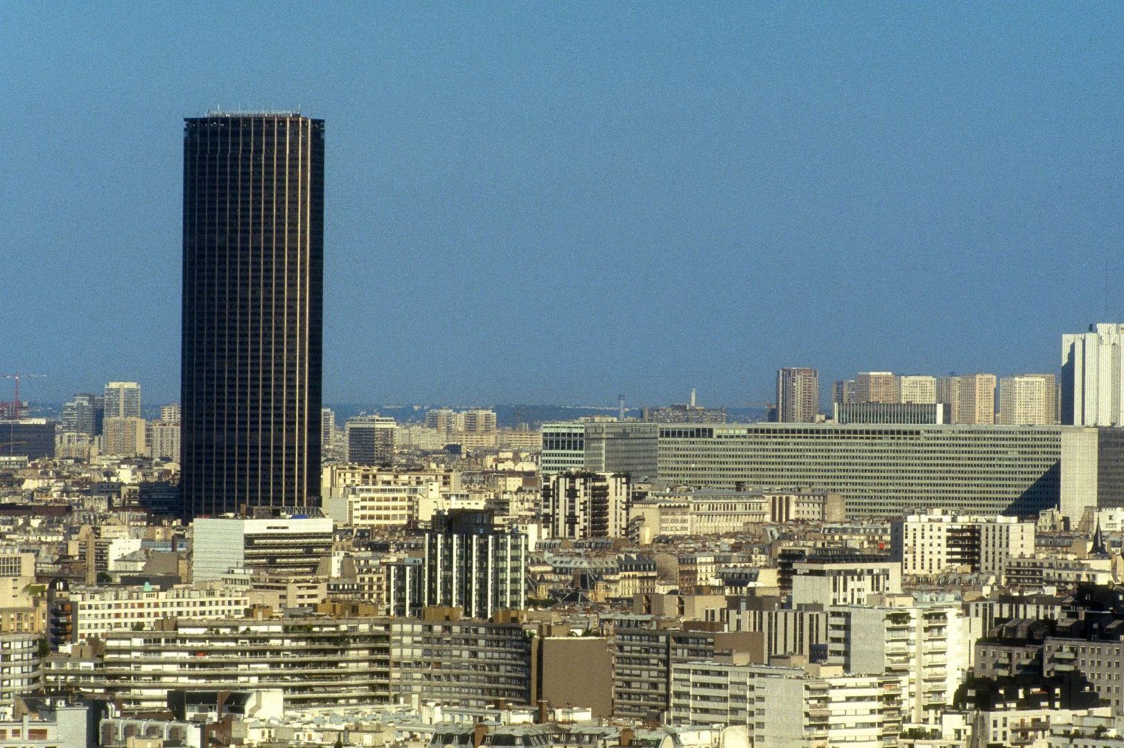 Elle va être métamorphosée en un édifice vitré avec hôtels, commerces et services: la Tour Montparnasse sera vidée de ses occupants et fermée au public à partir du 31 mars