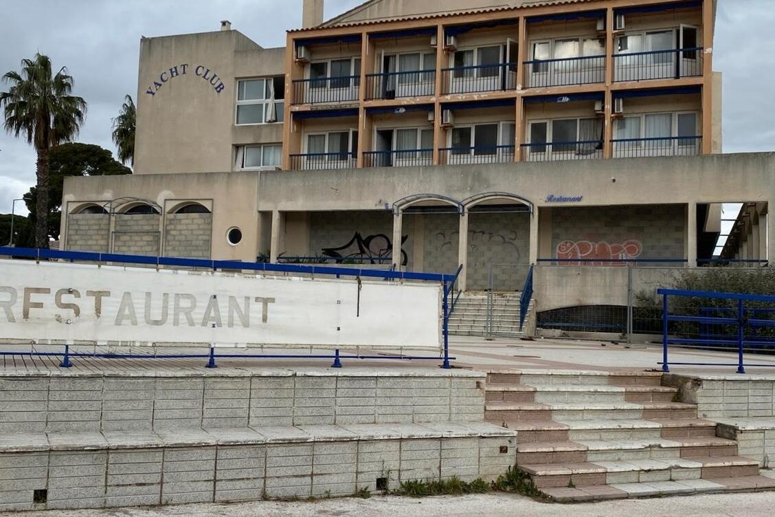 Un projet d’hôtel 4 étoiles y était envisagé : à Hyères, le feuilleton juridique autour du devenir de l’ancien Yacht Club loin d’être fini