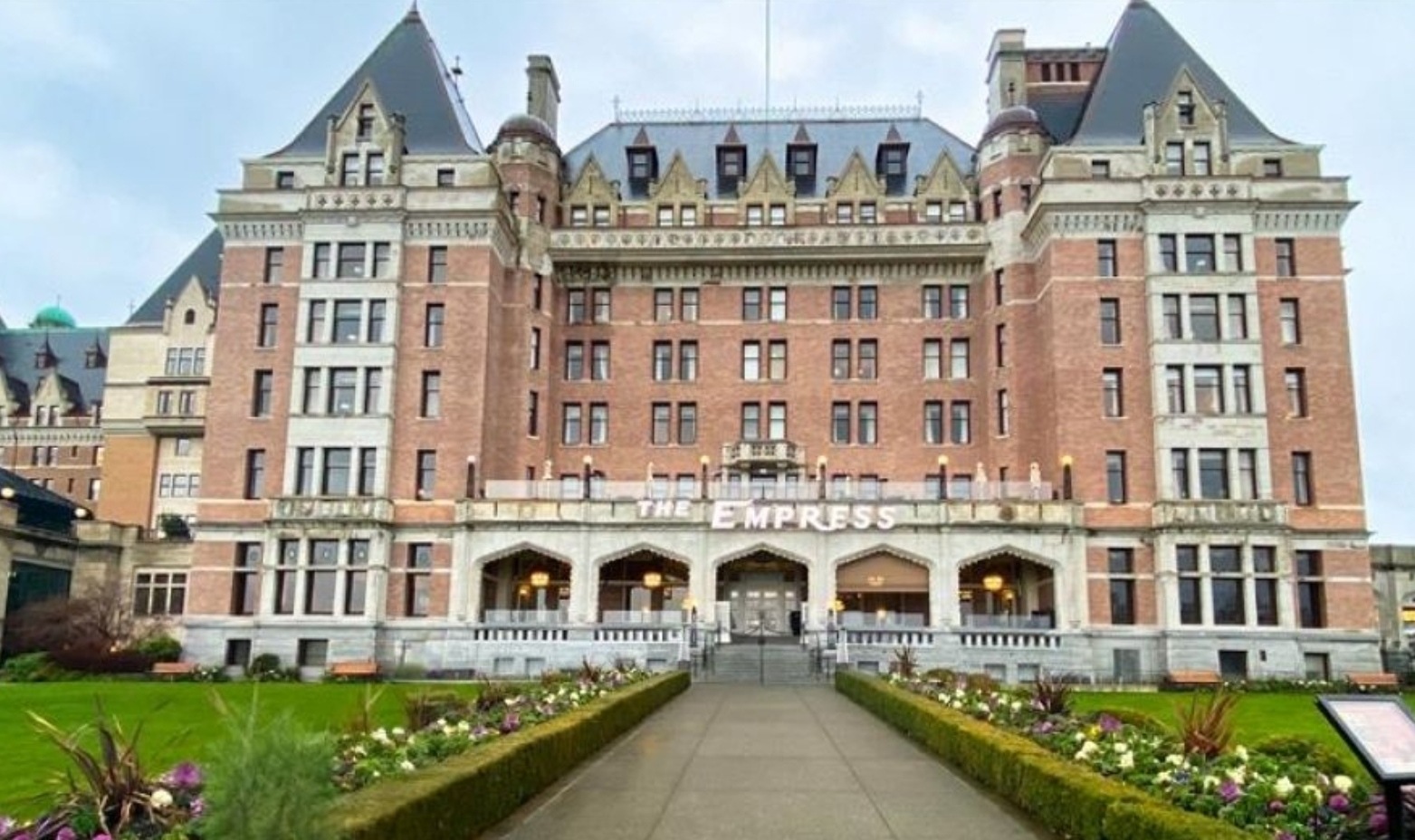 Les employées et employés au Fairmont Empress déposent un avis de grève