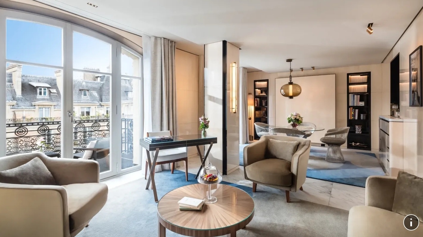 Une nuit dans la peau d’Isabelle Huppert: comment l'hôtel Mandarin Oriental Lutetia mise sur l’intime, entre vestiaire personnel, livres choisis et playlist sur mesure pour renouveler l’expérience palace