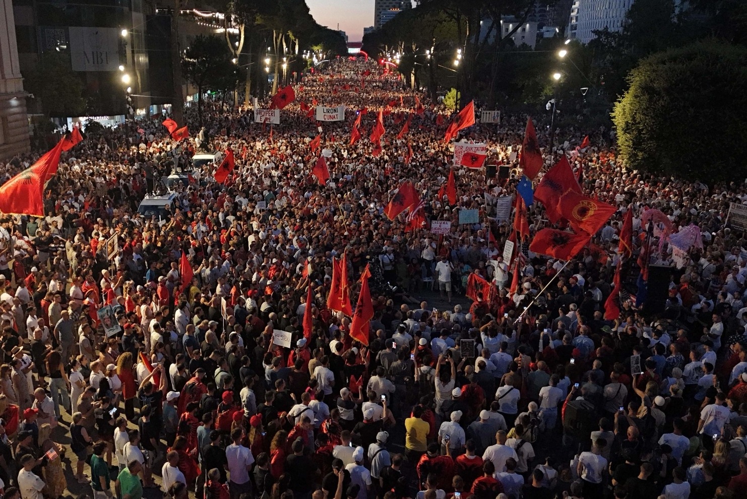 « L’Albanie n’est pas à vendre » : manifestations massives à Tirana contre un projet immobilier controversé lié à la famille Trump