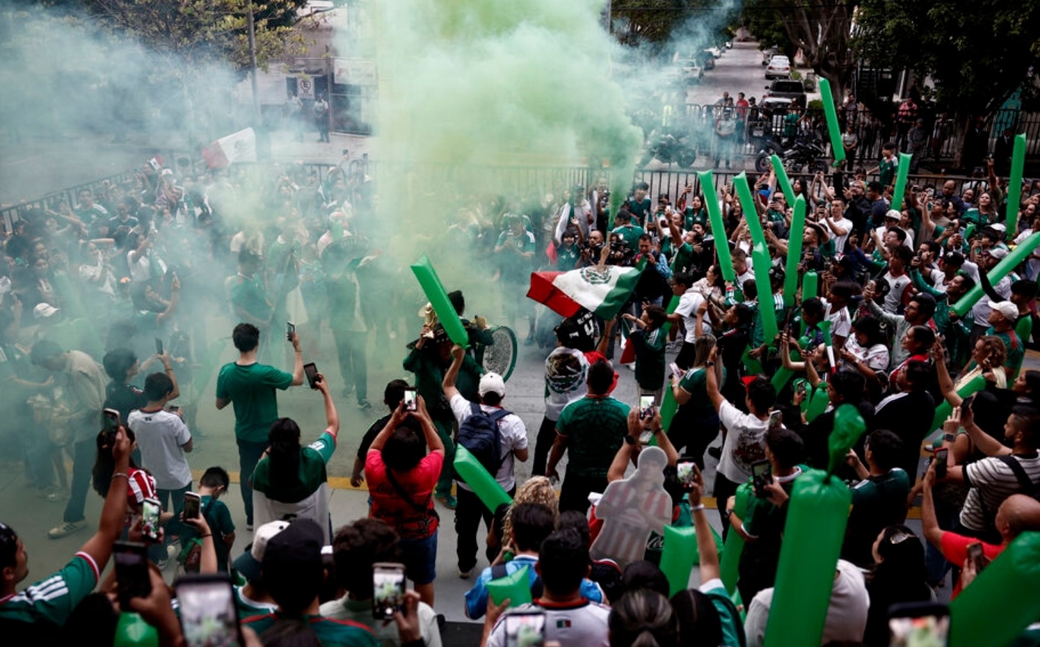 Feux d’artifice, chants et trompettes : les supporters mexicains ont encore sorti le grand jeu pour empêcher les Anglais de dormir