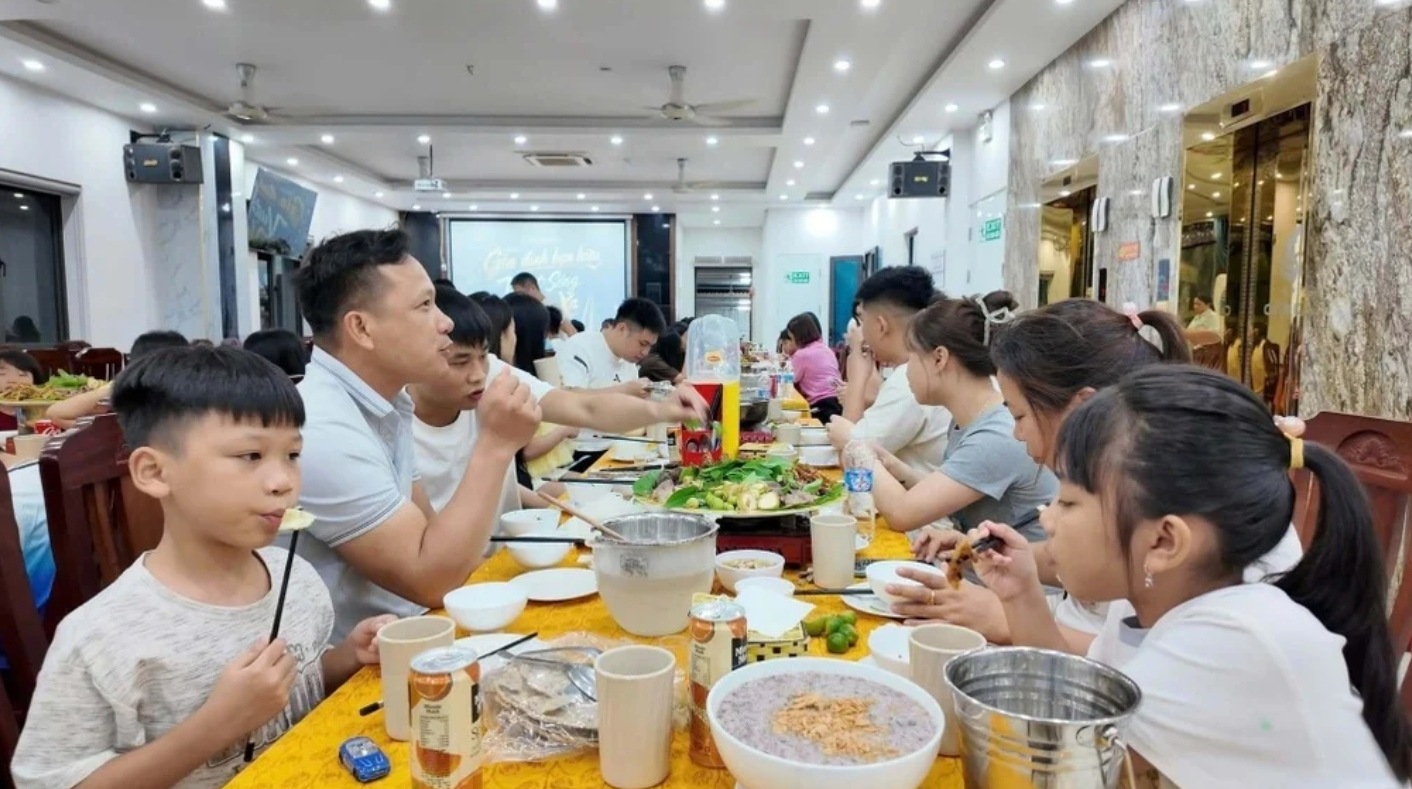 Les clients étant restés sur place à cause du typhon n° 1, le propriétaire de l'hôtel à Quang Ninh a abattu un cochon et organisé un festin pour les remercier.