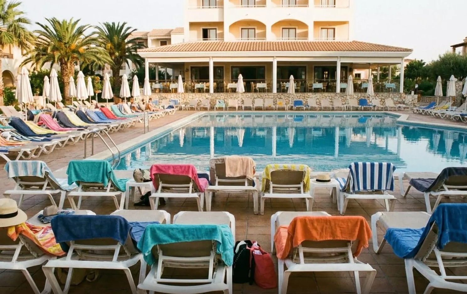 Transats à l'hôtel : ils courent dès 7h pour poser leur serviette, mais tous ignorent cette règle