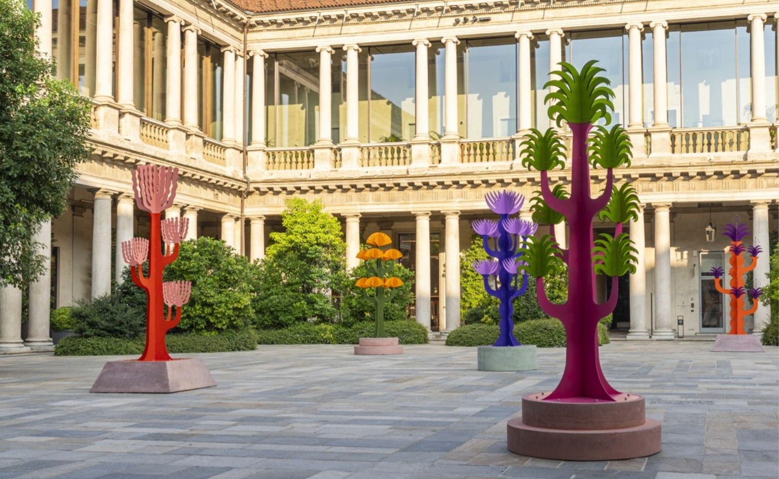 L’hôtel Portrait Milano expose Arcipelago Botanico sur sa Piazza jusqu’au 31 août