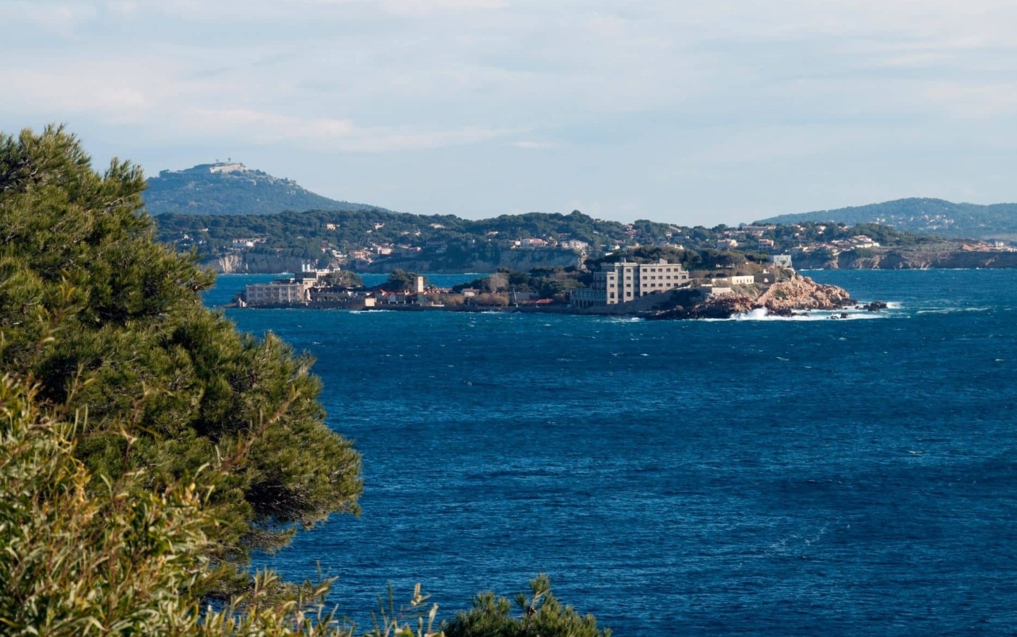 Hôtel 5 étoiles, spa de 1 200 m², célébrités… Fermée pendant 5 ans, cette île à 7 minutes de Bandol rouvre en version ultra-luxe