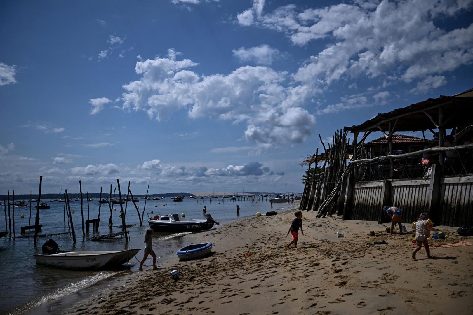 Après les incendies, la Gironde tente de sauver sa saison touristique