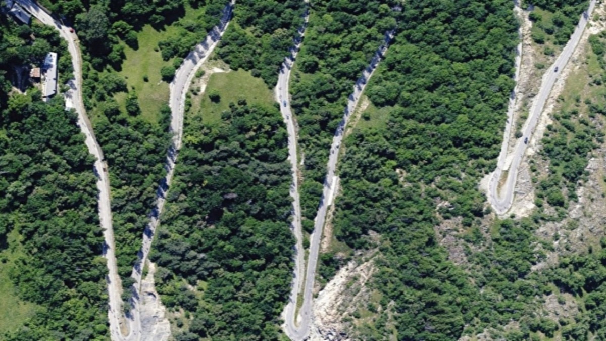 Les 21 virages de l'Alpe d'Huez sont numérotés à l'envers... et c'est une idée d'hôtelier