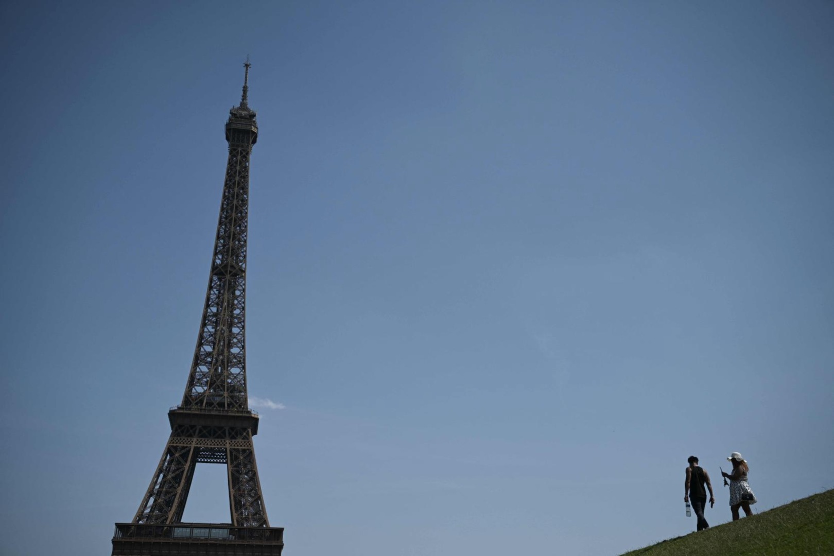 Grève et fermeture de la tour Eiffel après l’éviction du personnel féminin lors de la visite d’une délégation hindoue