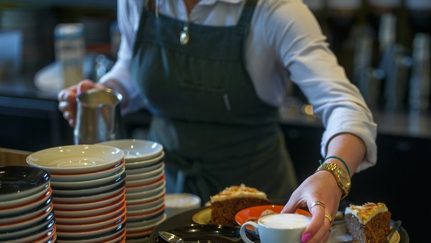 Elle travaillait comme serveuse pendant son arrêt maladie : trahie par un avis Google, la salariée est licenciée