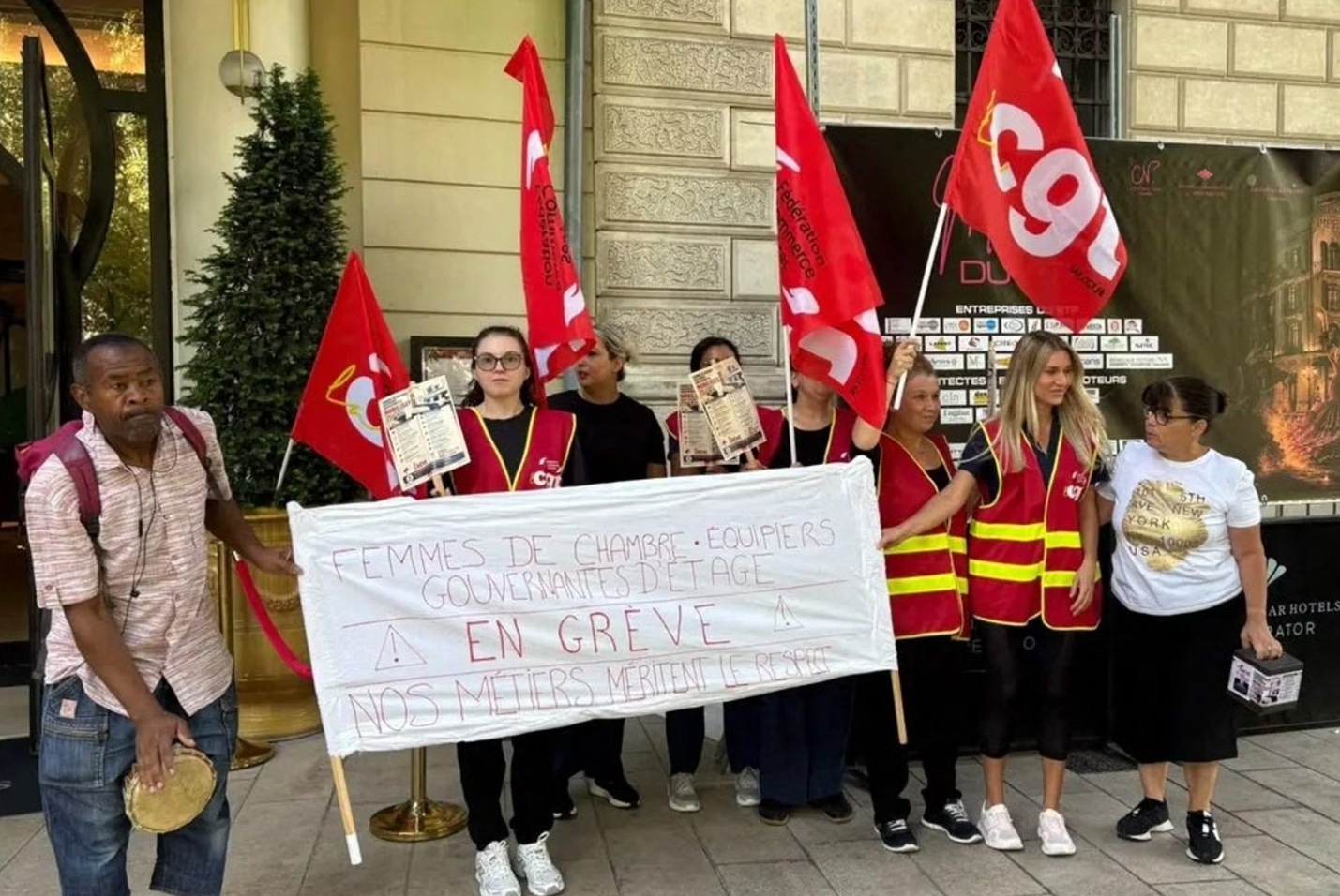 A Nîmes, devant l’hôtel de luxe L’Impérator, des femmes de chambre en grève depuis près d’un mois